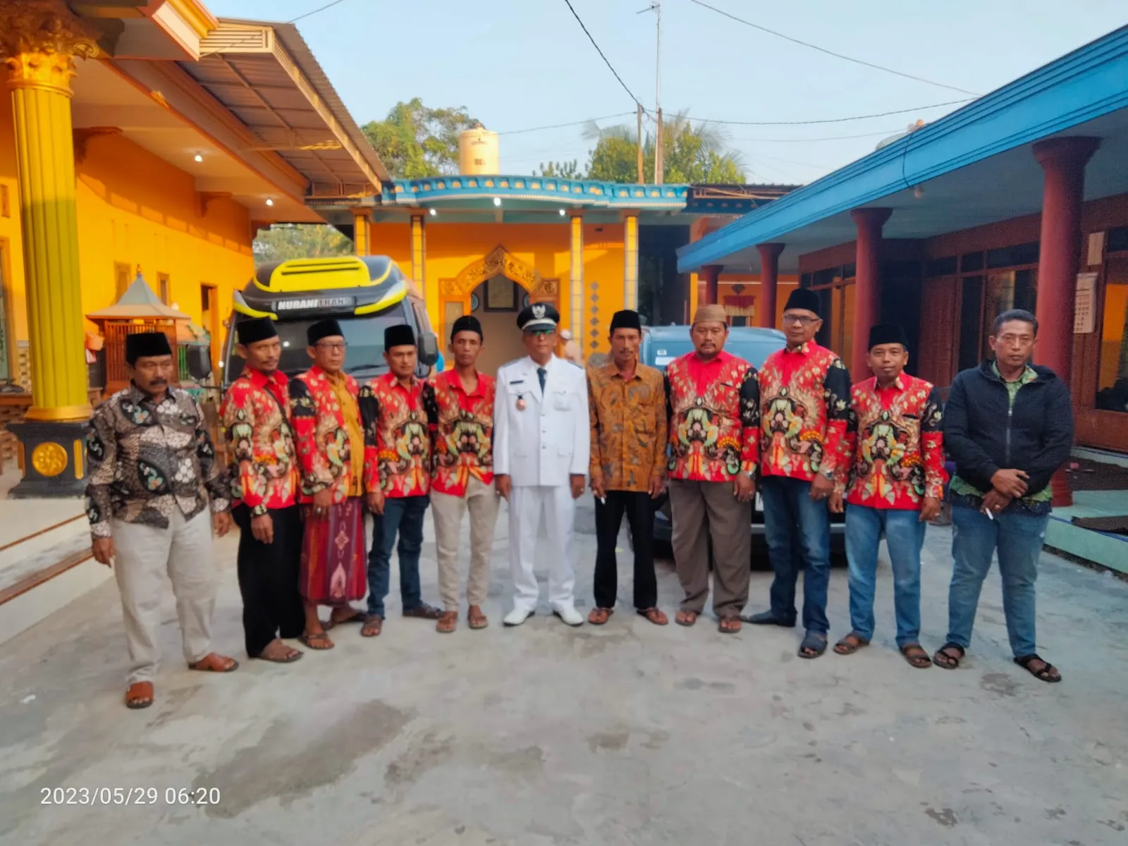 DIDAMPINGI KELUARGA DAN PERANGKAT DESA H.HASYIM RESMI DILANTIK MENJADI KEPALADESA KARANG PANASAN 