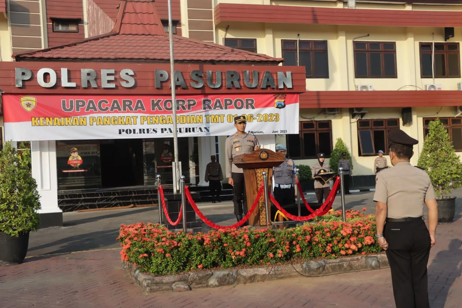 Kapolres Pasuruan Pimpin Upacara Kenaikan Pangkat Pengabdian Personil Polres Pasuruan