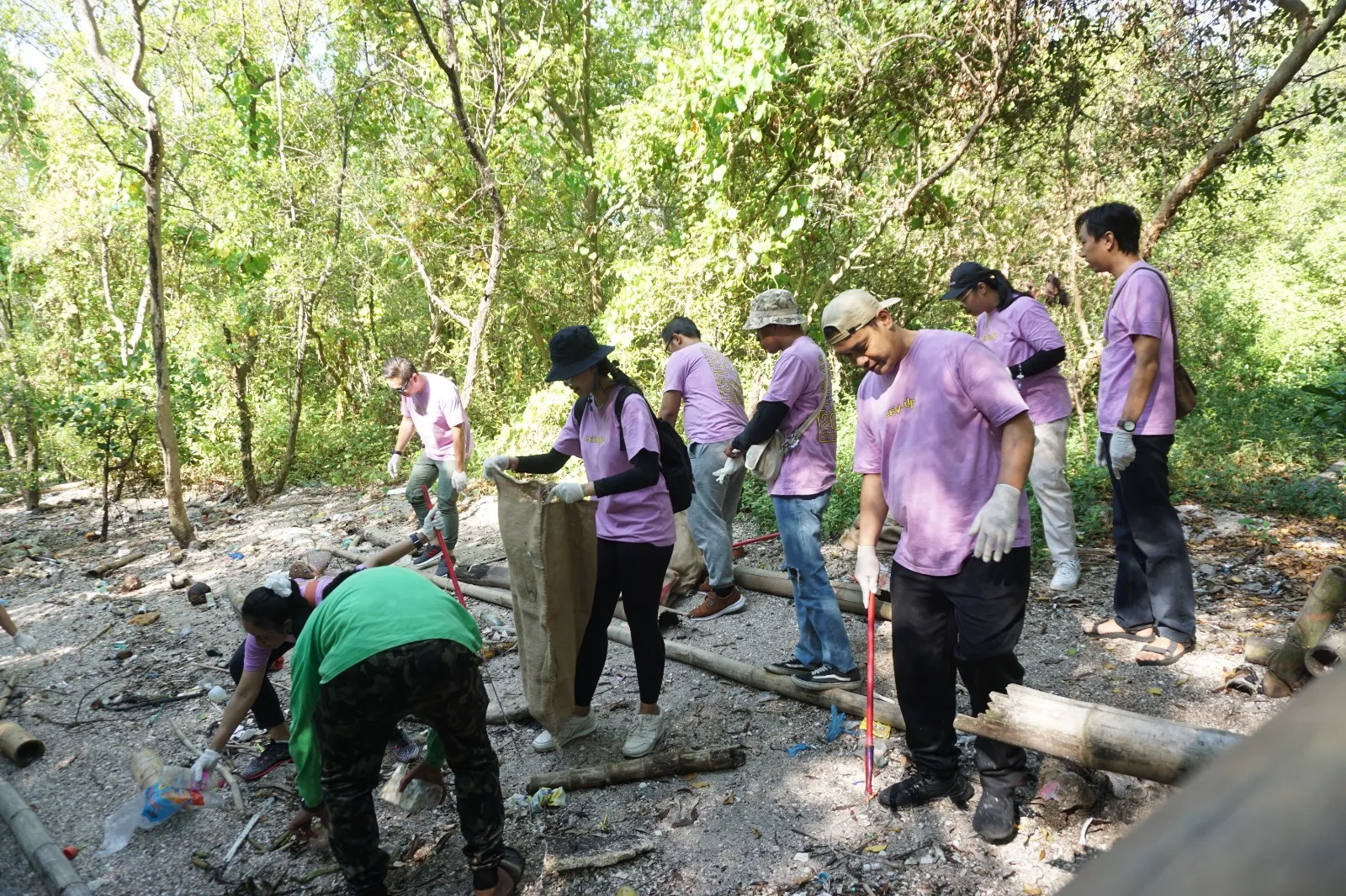 Novotel Samator Surabaya Gelar Bersih -Bersih Magrove Untuk Lestarikan Pesisir Timur Surabaya