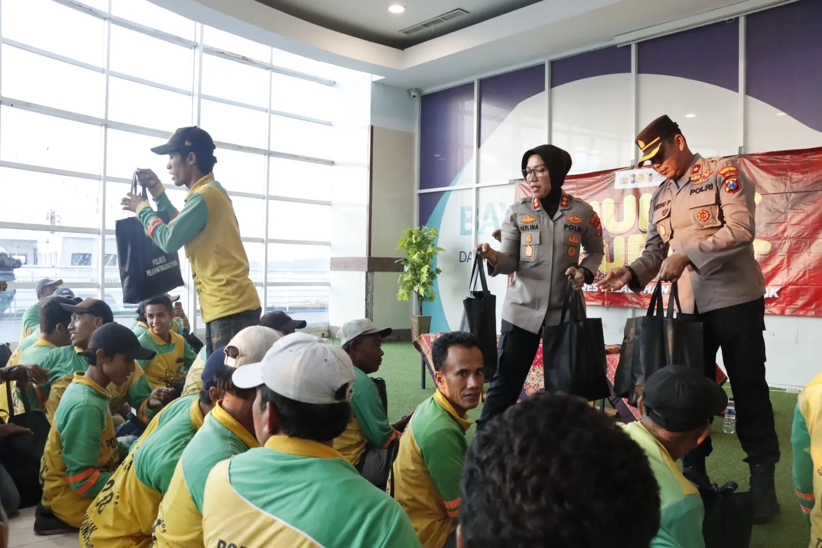 Sambut HUT ke-77 Bhayangkara, Polres Pelabuhan Tanjung Perak Berbagi Sembako ke Ratusan Portir