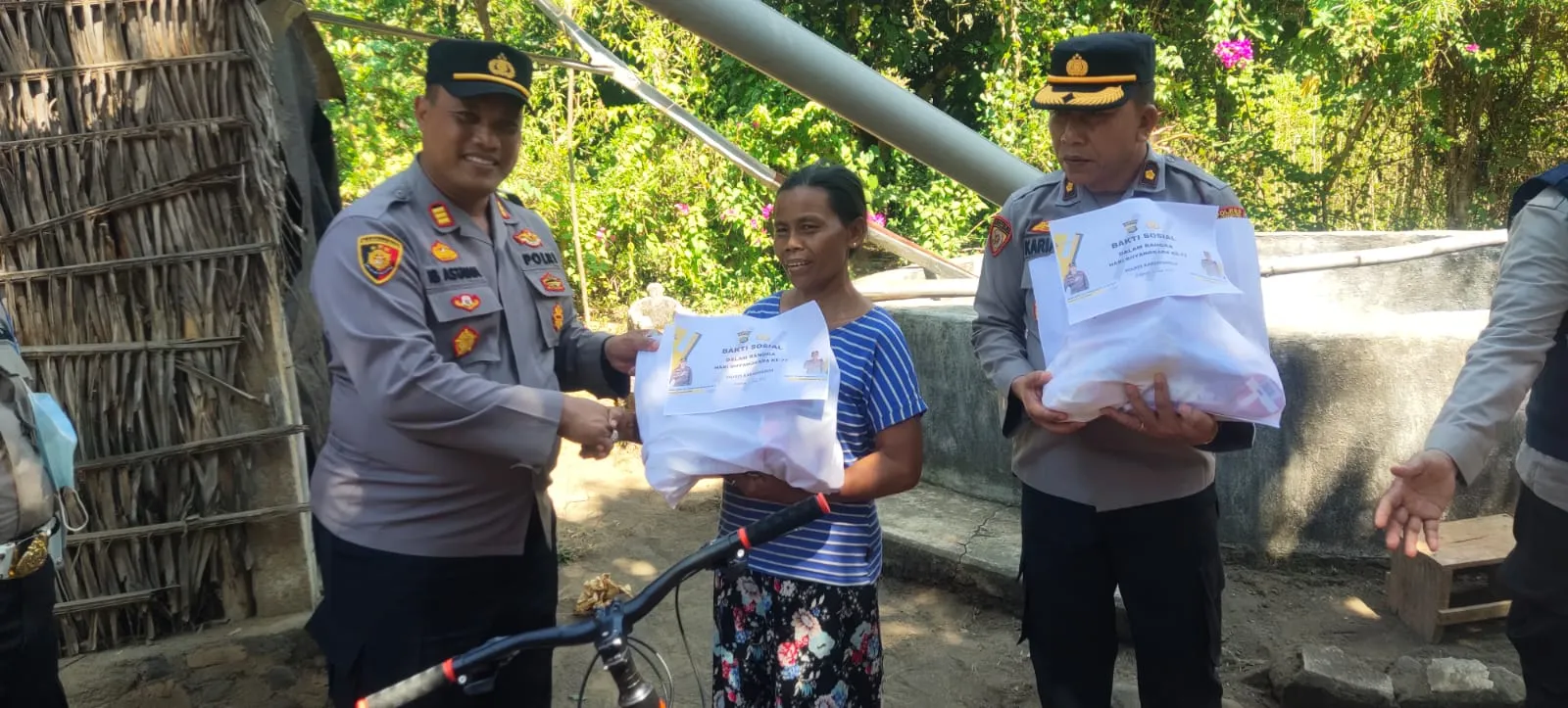 Kapolres Karangasem Melaksanakan Giat Sosial Salurkan Bantuan, Dalam Rangka HUT Bhayangkara ke 77.