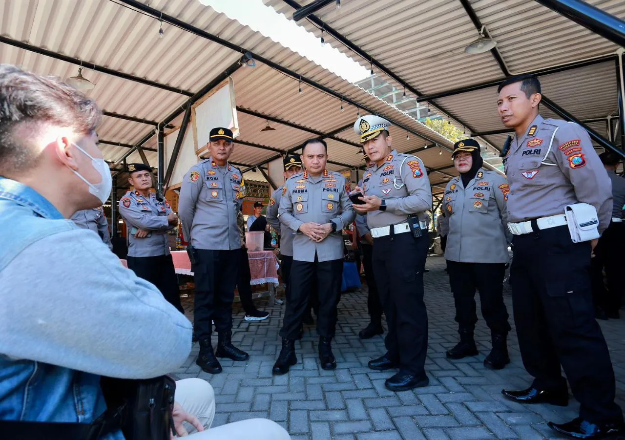 Kombes Pol Pasma tinjau langsung pelayanan SIM Cak Bhabin di pasar baru GA surabaya