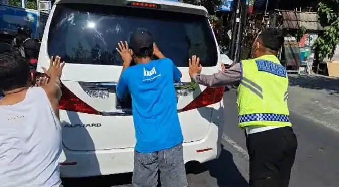 Kendaraan Mogok Di Jalur Padat Jalan Raya Canggu