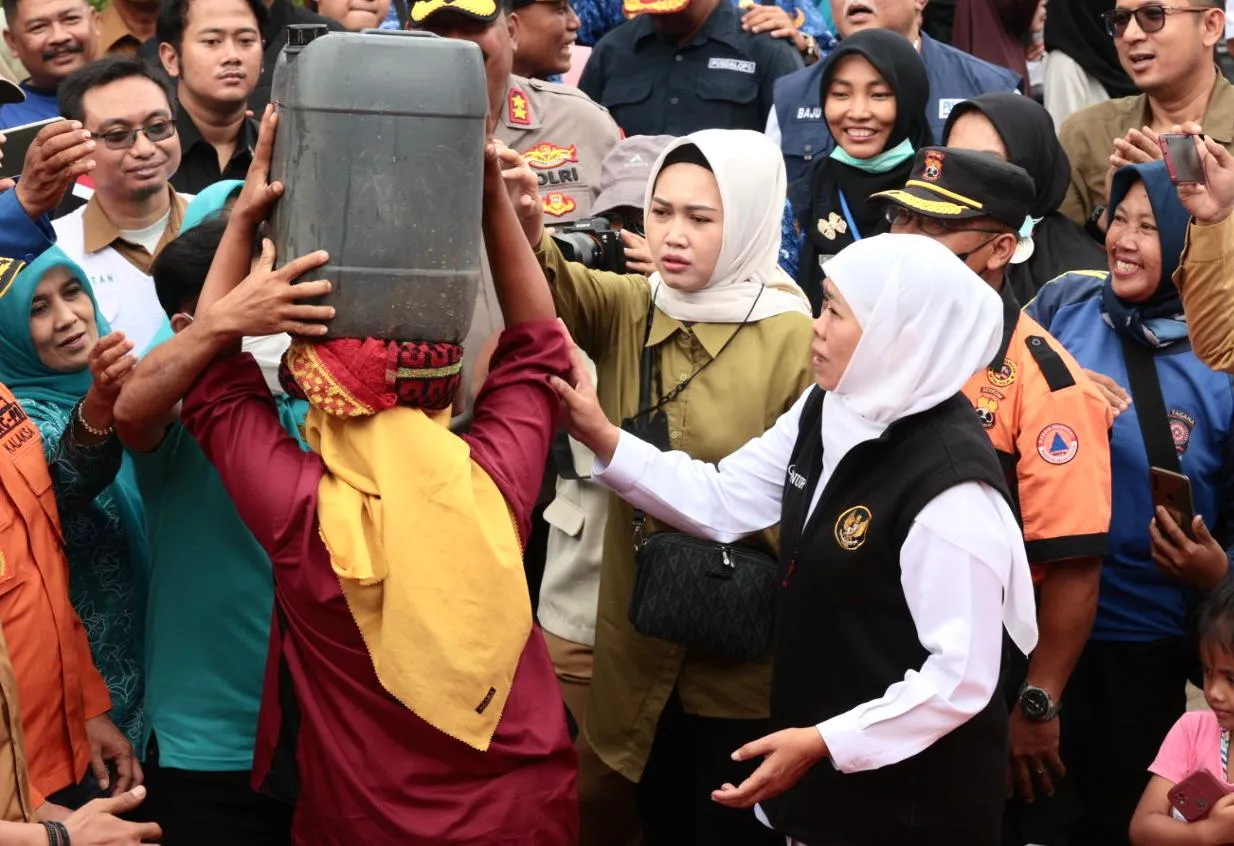 Gerak Cepat Tangani Bencana Kekeringan di Mojokerto, Gubernur Khofifah Ajak Gotong Royong Pastikan Distribusi Air Bersih Berjalan Lancar