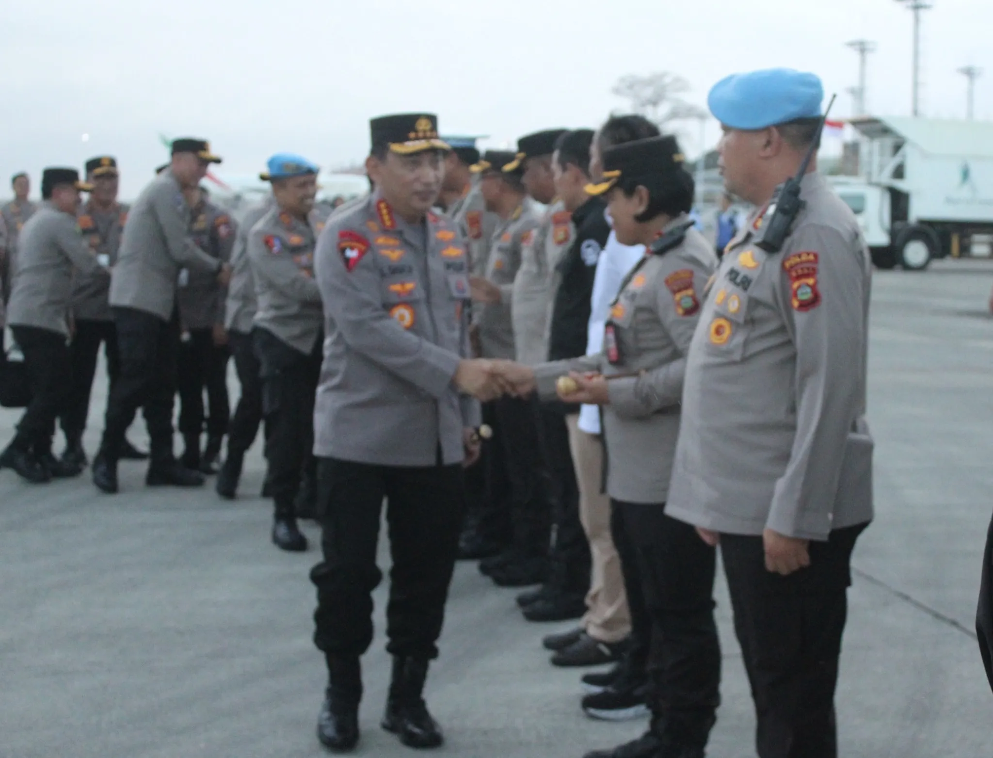 Kapolres Bandara Ngurah Rai Dampingi Kapolda Bali Sambut Kedatangan Kapolri Melalui Base Ops