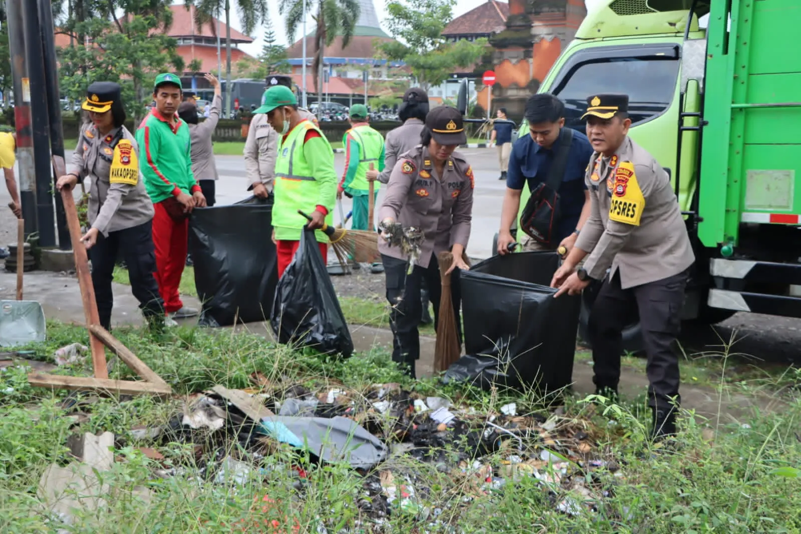 Kompak,Kapolres Badung Angkat Sampah Got, Lancarkan Saluran Air