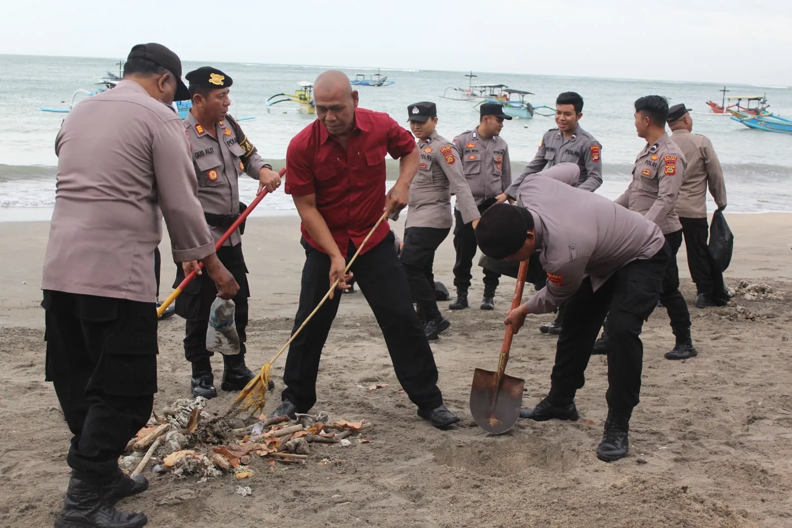Puluhan Personil Polres Bandara Ngurah Rai Melakukan Aksi Bersih-Bersih di Pantai Sekeh Kuta