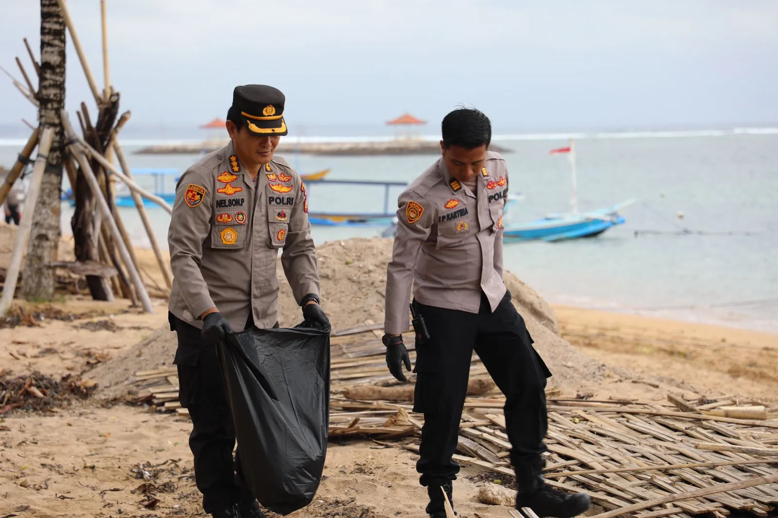 Peduli Lingkungan, Polda Bali Bersihkan Kawasan Pantai Karang