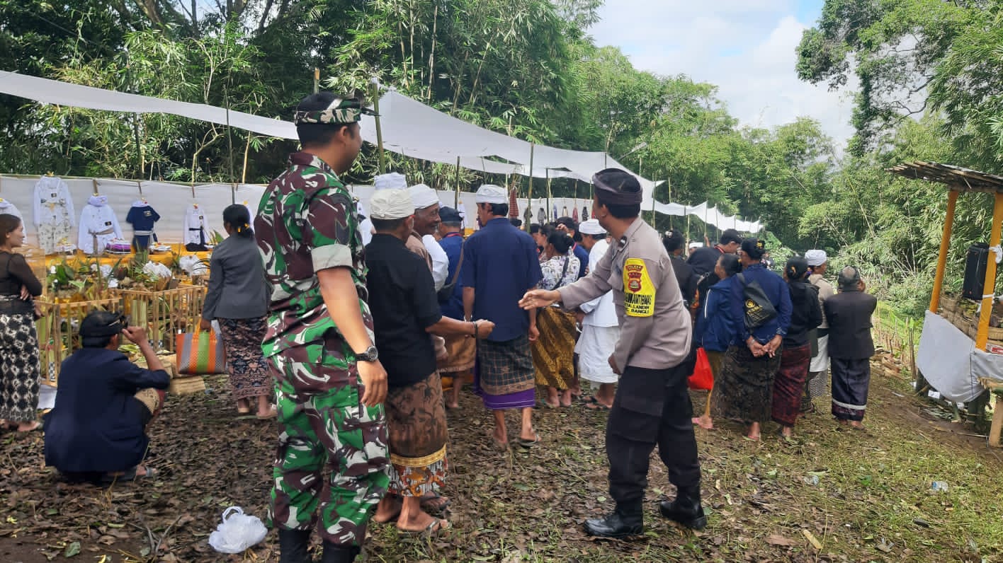 Bhabinkamtibmas Bersinergi Dengan Babinsa Amankan Giat Upacara Ngaben Massal di Desa Adat Langkan*