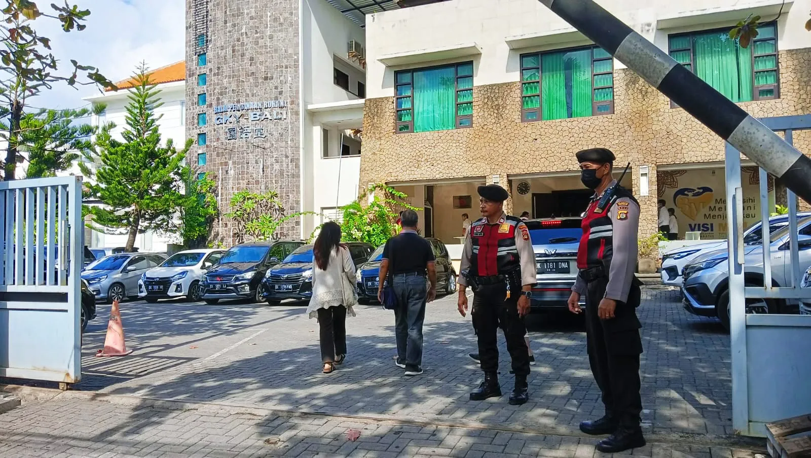 Aktivitas Ibadah Minggu Umat Kristiani Personil Unit Samapta Polsek Kuta Lakukan Pengamanan