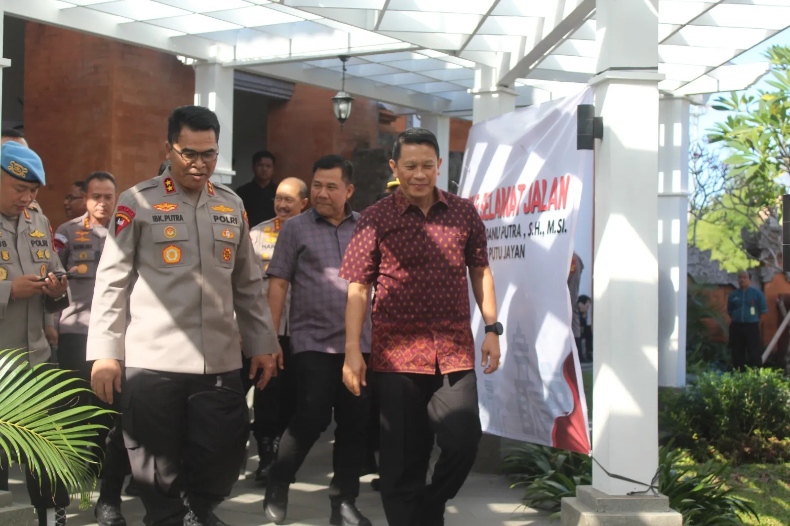 Sejumlah Pejabat di Lingkungan Polda Bali Antar Keberangkatan Irjen Pol Putu Jayan Danu Putra