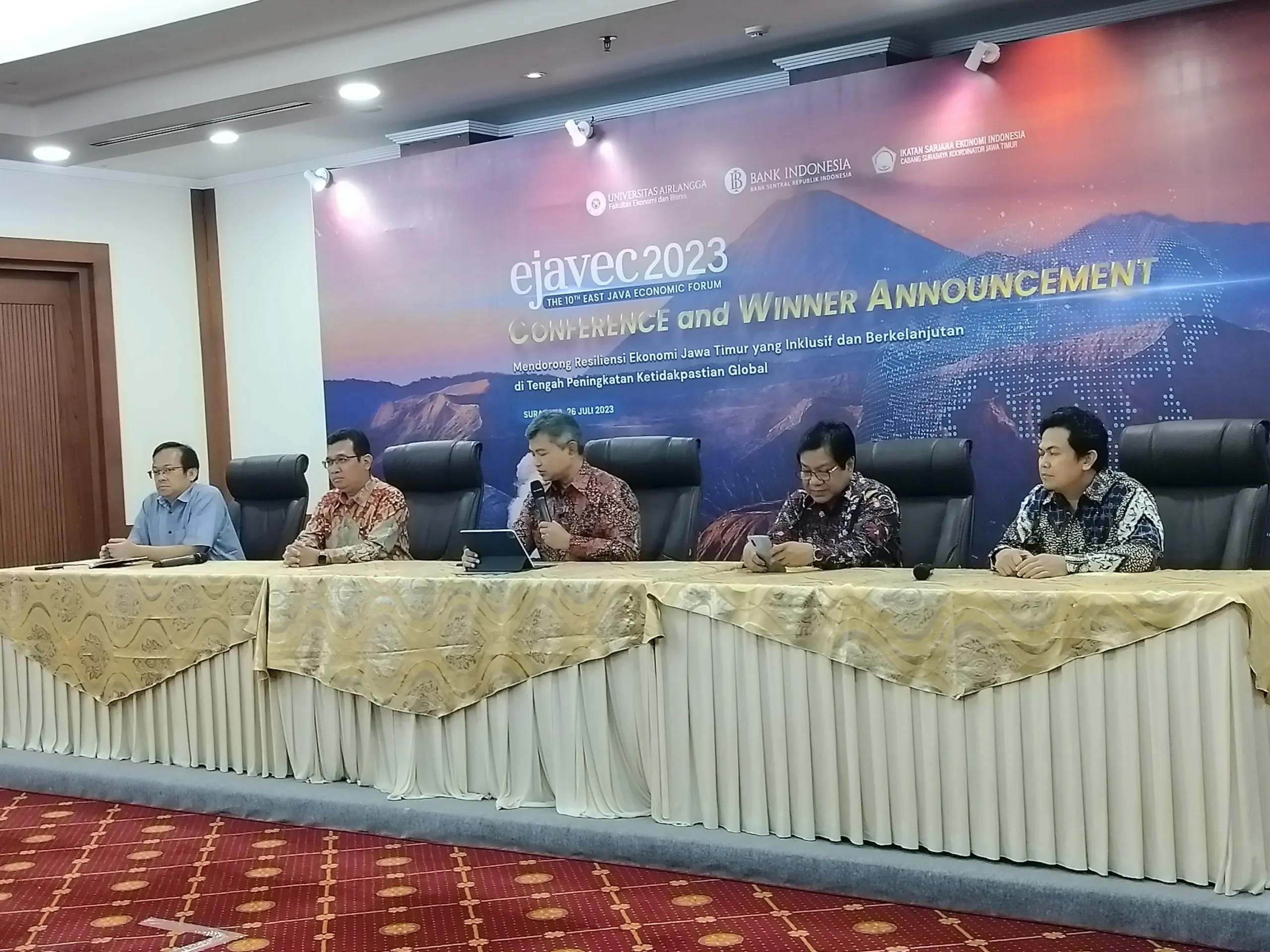 The 10th East Java Economic (EJAVEC) Forum Tahun 2023 Dengan Tema Mendorong Resiliensi Ekonomi Jawa Timur yang Inklusif dan Berkelanjutan di Tengah Peningkata