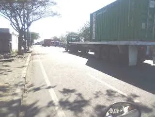Satlantas Polres Pelabuhan Tanjung Perak, Berikan Sosialisasi dan Teguran Kepada Para Sopir Truk Melintas Jam Larangan Di Kalianak Surabaya