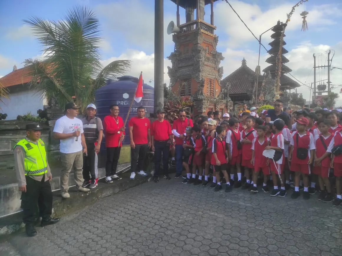 Polsek Marga Amankan Jalur Gerak Jalan Santai Desa Selanbawak Dlm Rangka Meriahkan HUT RI ke - 78