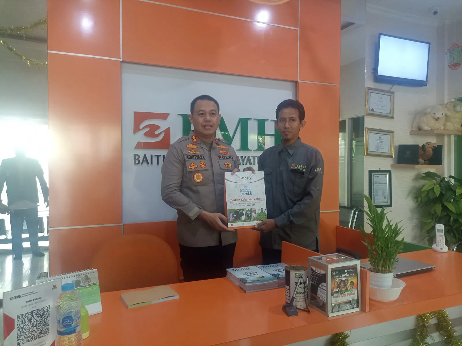 KAPOLRES GRESIK PERCAYAKAN ZAKAT MELALUI LAZNAS BMH
