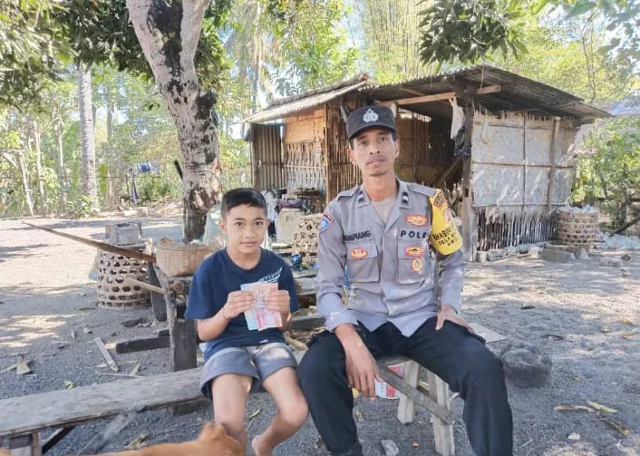 Bentuk Perhatian Kepada Pelajar dari Keluarga Tidak Mampu, Bhabinkantibmas Polsek Kubu Salurkan Donasi Dana Pendidikan