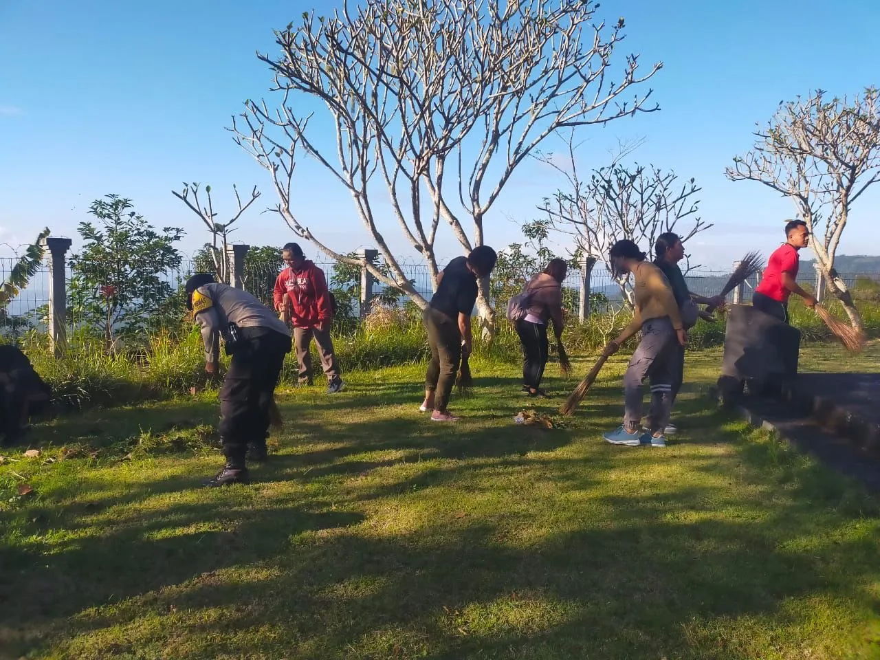 Giat Gotong Royong Bersih-bersih di Sekitar Monumen Tugu Pahlawan Untuk Mengenang Jasa Pahlawan Pejuang Kemerdekaan