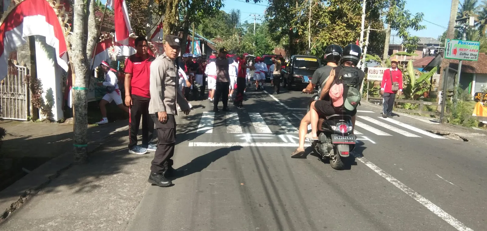 Demi Lancaranya Kegiatan Lomba Gerak Jalan Tingkat SMP, Wakapolsek Bersama Anggota Laksanakan Pengamanan Jalur