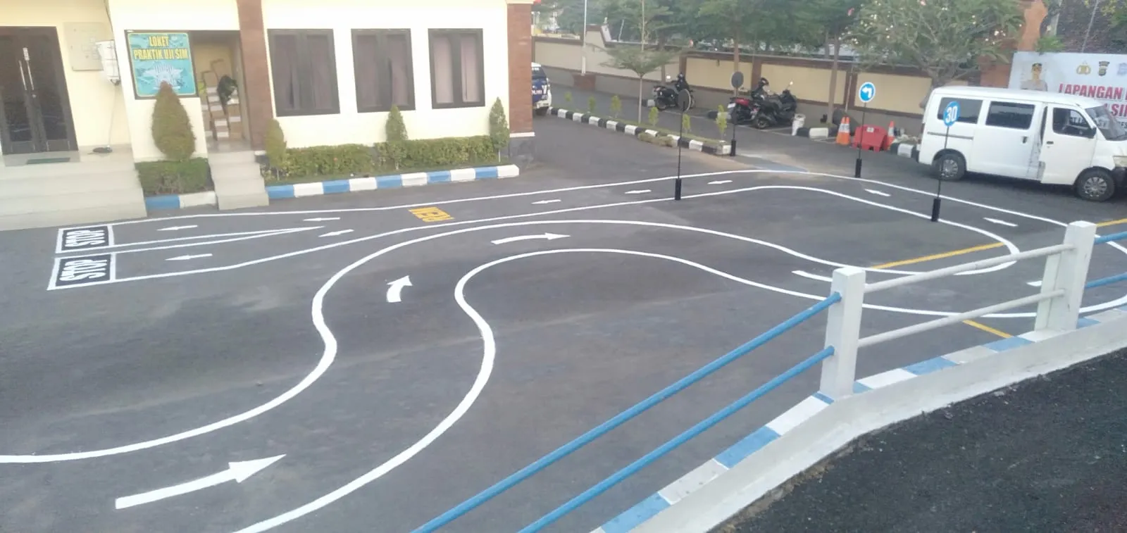 TIDAK PUSING LAGI PEMOHON SIM C SAAT MELEWATI LINTASAN PRAKTEK.