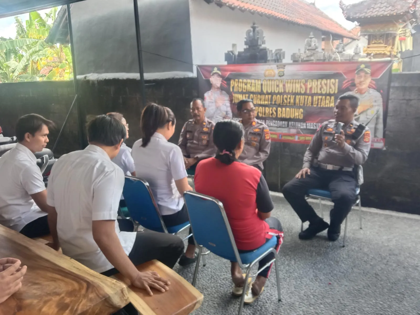 Jumat Curhat Waka Polsek Kuta Utara Tatap Muka Dengan Staf Kantor Desa Canggu Polda Bali, Polres Badung, Polsek Kuta Utara.