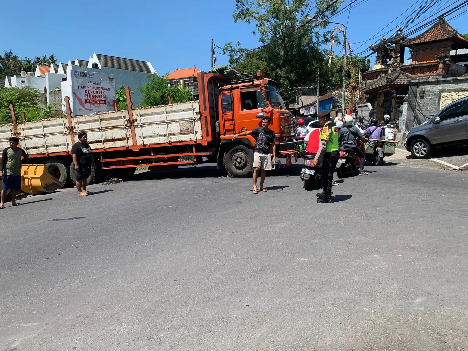 Mesin Nyangkut, Truk Tronton Mogok