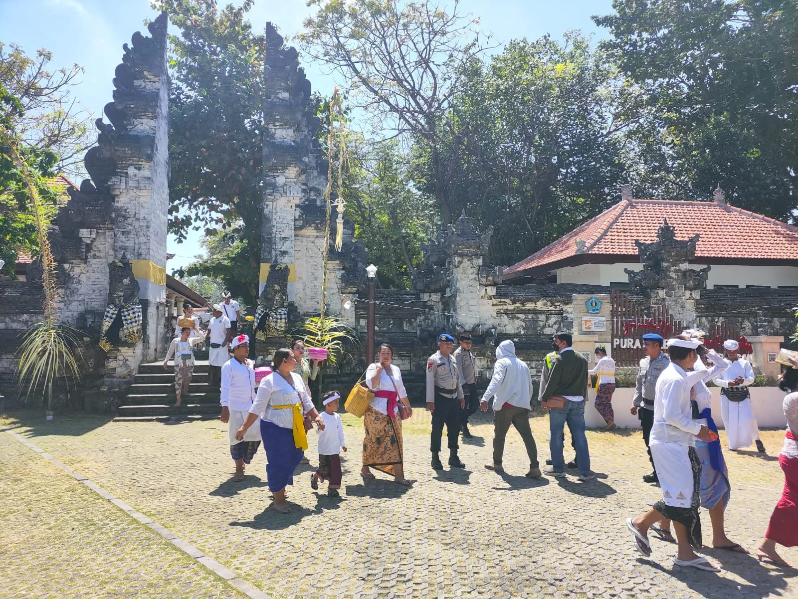 Polsek Densel Laksanakan Pengamanan Pujawali Pura Dalem Sakenan