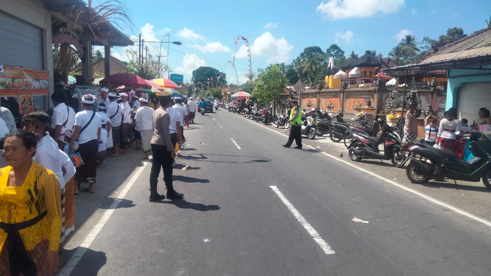 Patroli Polsek Rendang Jaga Kamtibmas Hari Raya Kuningan Atensi Tempat Keramaian Ayunan Desa Rendang