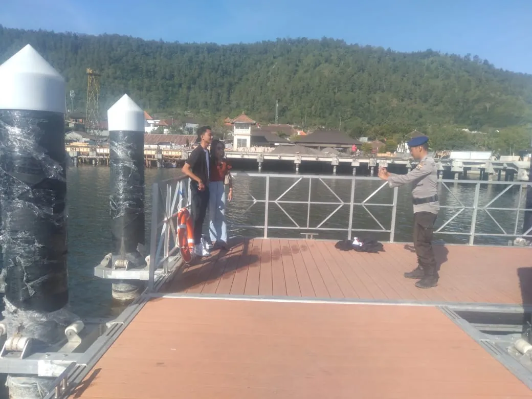 Personil Satuan Pol Air Polres Bangli tetap siaga di Dermaga Kedisan saat peryaan Hari Kuningan.