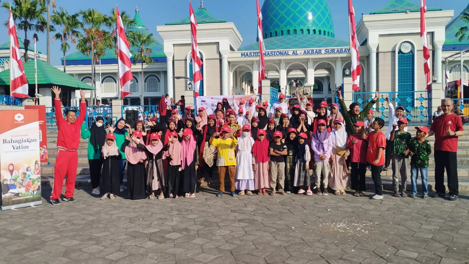 100 Anak anak Yatim dan Dhuafa binaan Insan Mandiri Merayakan tahun baru Muharram 1445 Hijaiyah dan bertepatan dengan momen peringatan kemerdekaan Republik Indo