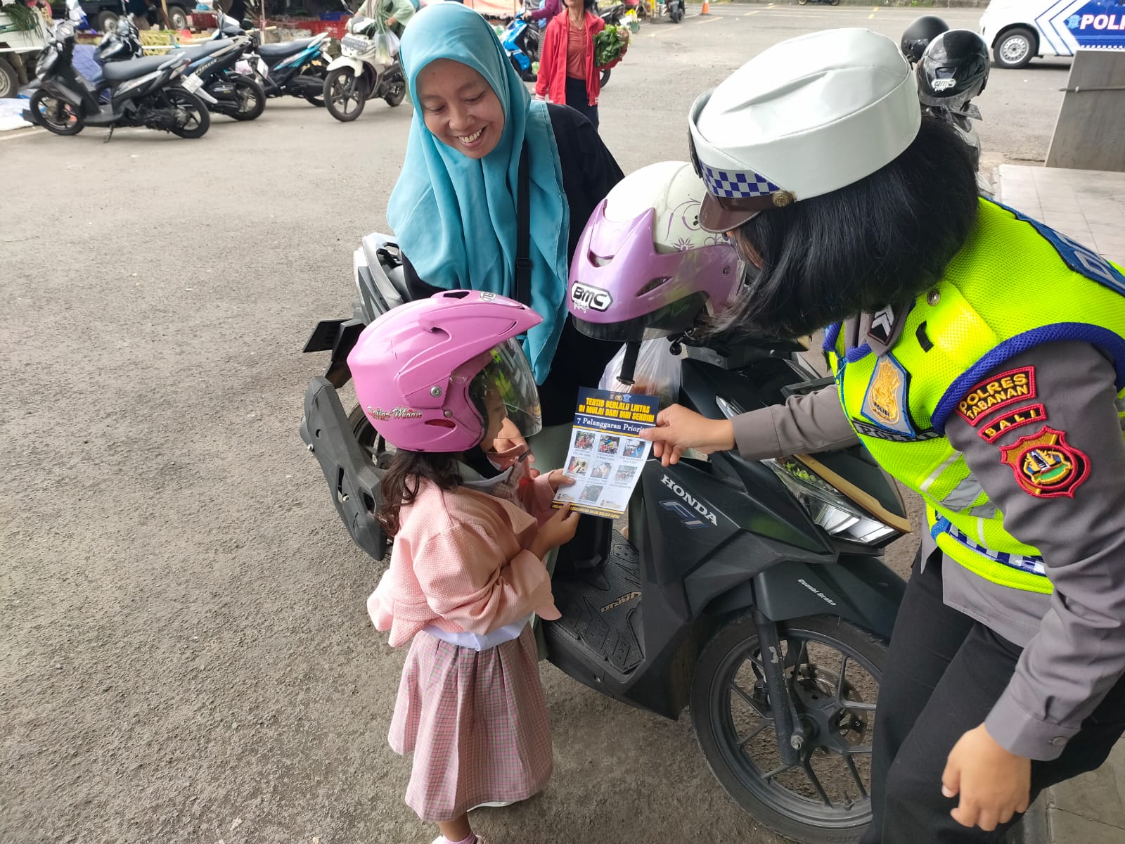 Unit Kamsel Sat Lantas Polres Tabanan Sebarkan Brosur Himbauan Tertib Berlalu Lintas di Terminal Pesiapan