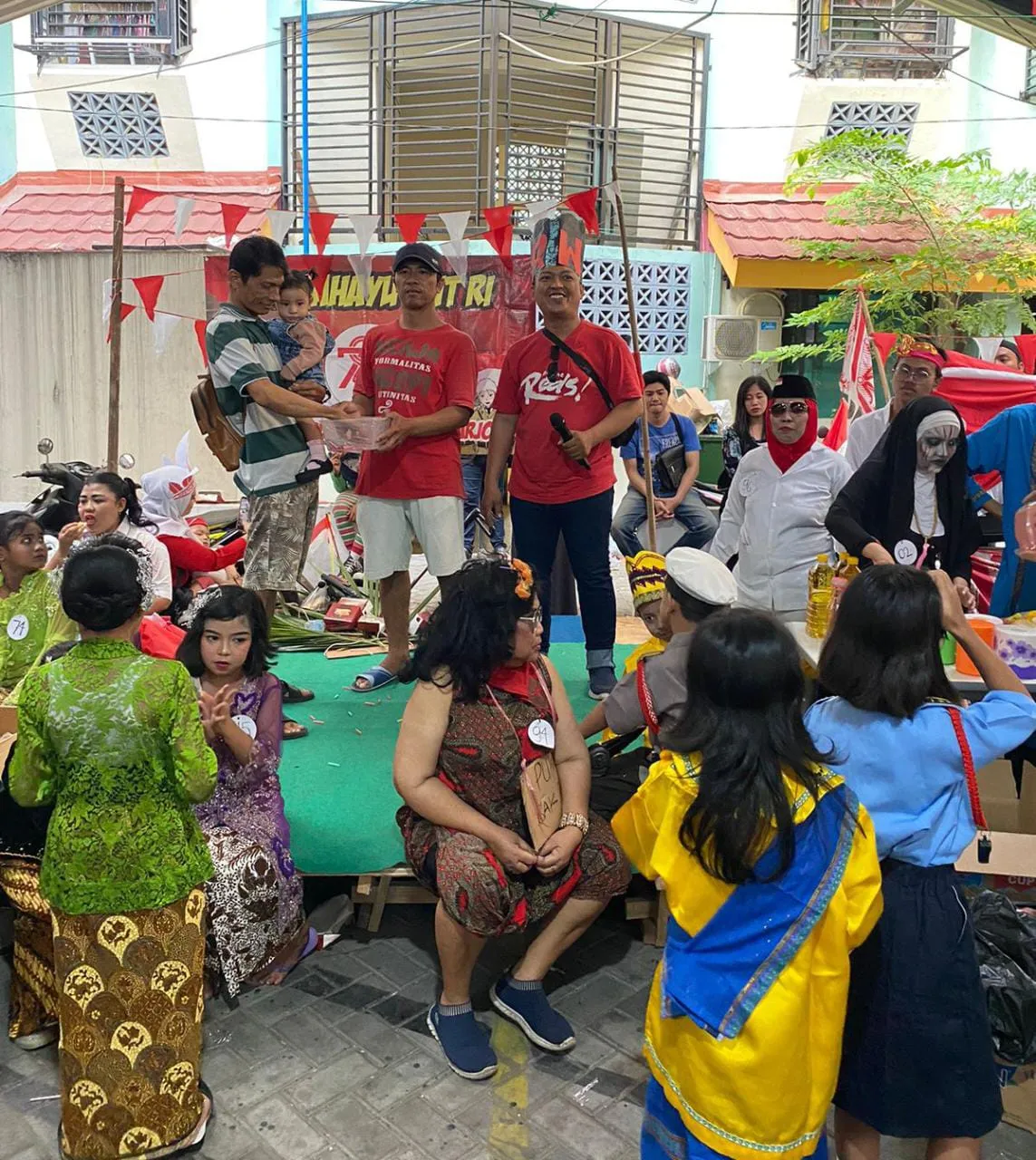Antusias Warga dan RW X14 Menyelenggarakan Carnaval Memperingati HUT RI yang ke - 78 Tahun