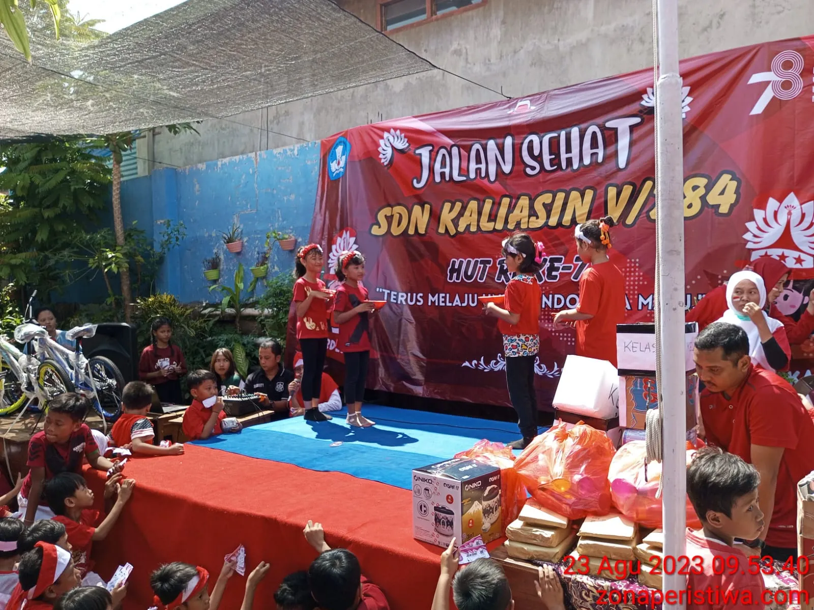 Kepsek SDN Kaliasin V Surabaya Menyelenggarakan Jalan Sehat untuk Siswa- Siswinya