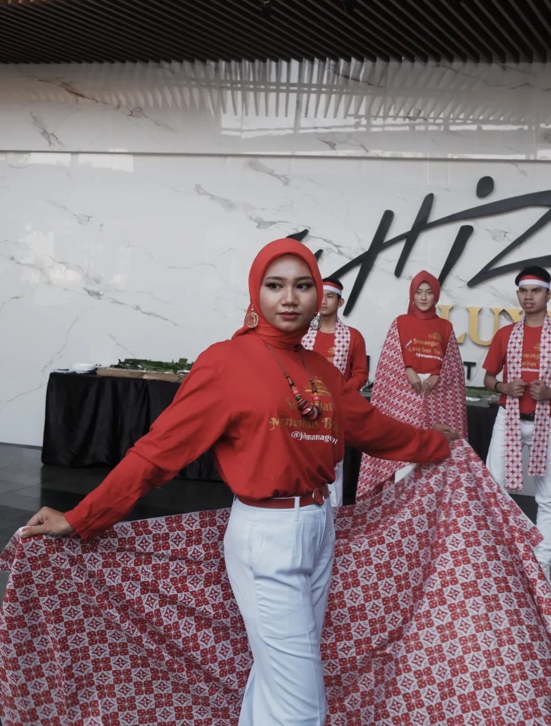 WHIZ LUXE HOTEL SPAZIO SURABAYA SAMBUT HUT KEMERDEKAAN RI KE-78 DENGAN MEMBUAT NASI GORENG BAMBU RUNCING DAN FASHION SHOW MERAH PUTIH