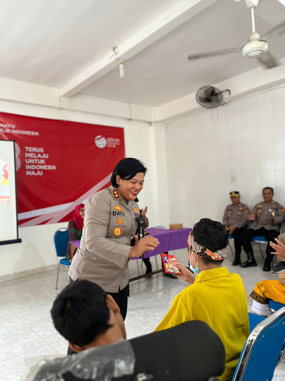 Polri Peduli Budaya Literasi, Polres Bandara Ngurah Rai Bagikan Ratusan Buku Bacaan dan Alat Tulis