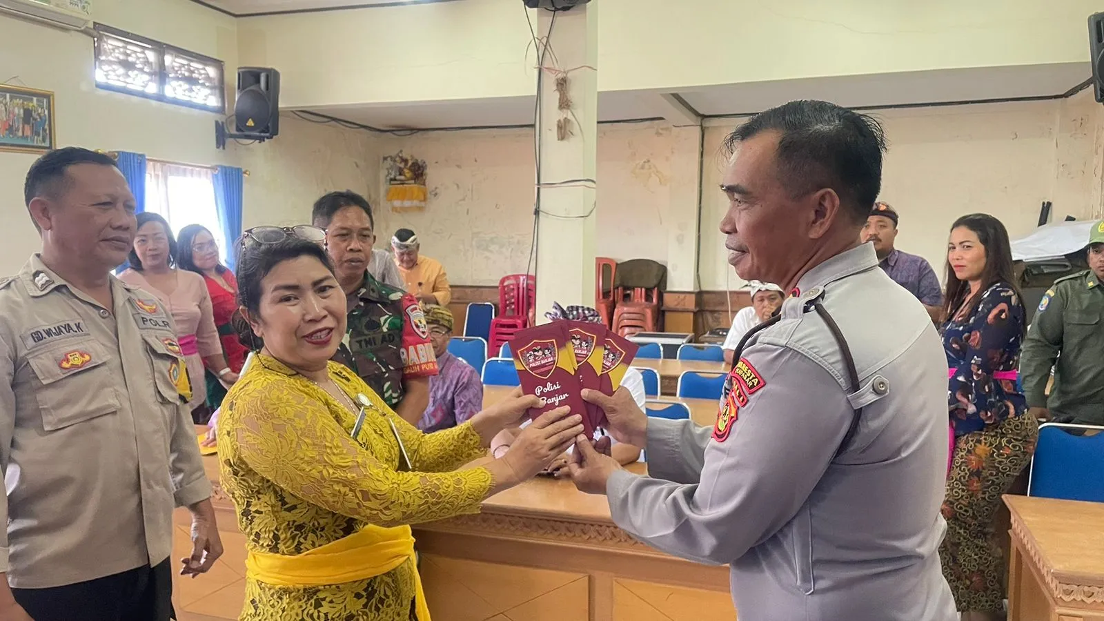 Bina Kedekatan Dengan Masyarakat Polsek Denpasar Barat Salurkan Sarana Kontak