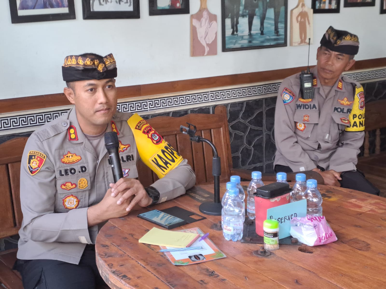 Jumat Curhat Kapolres Tabanan AKBP Leo Dedy Defretes, S.H, S.I.K, M.H. di Warung Reyno Dajan Peken Tabanan.*