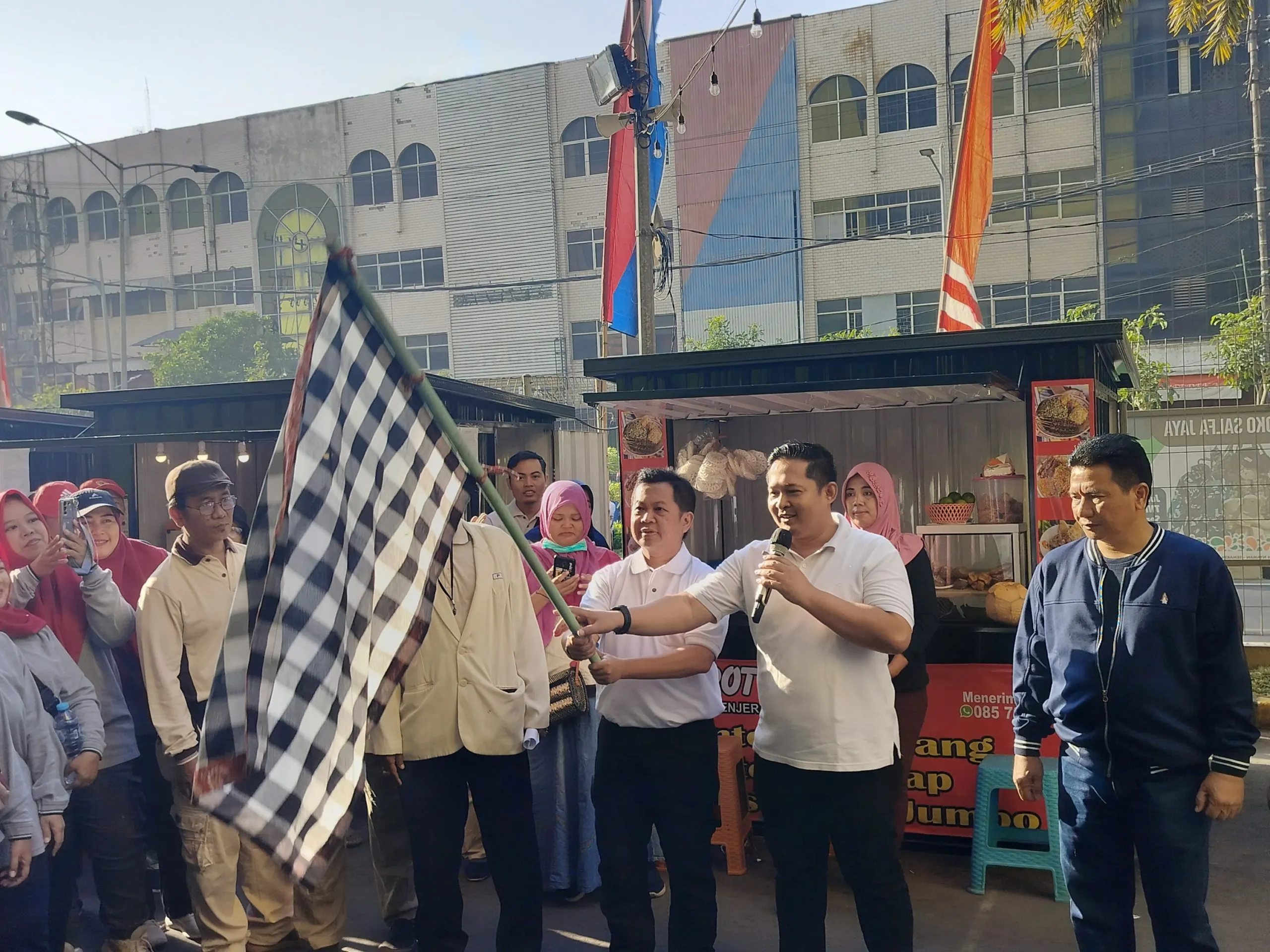 Antusias Warga Bubutan Ikuti Jalan Sehat Dalam Rangka Haornas 2023
