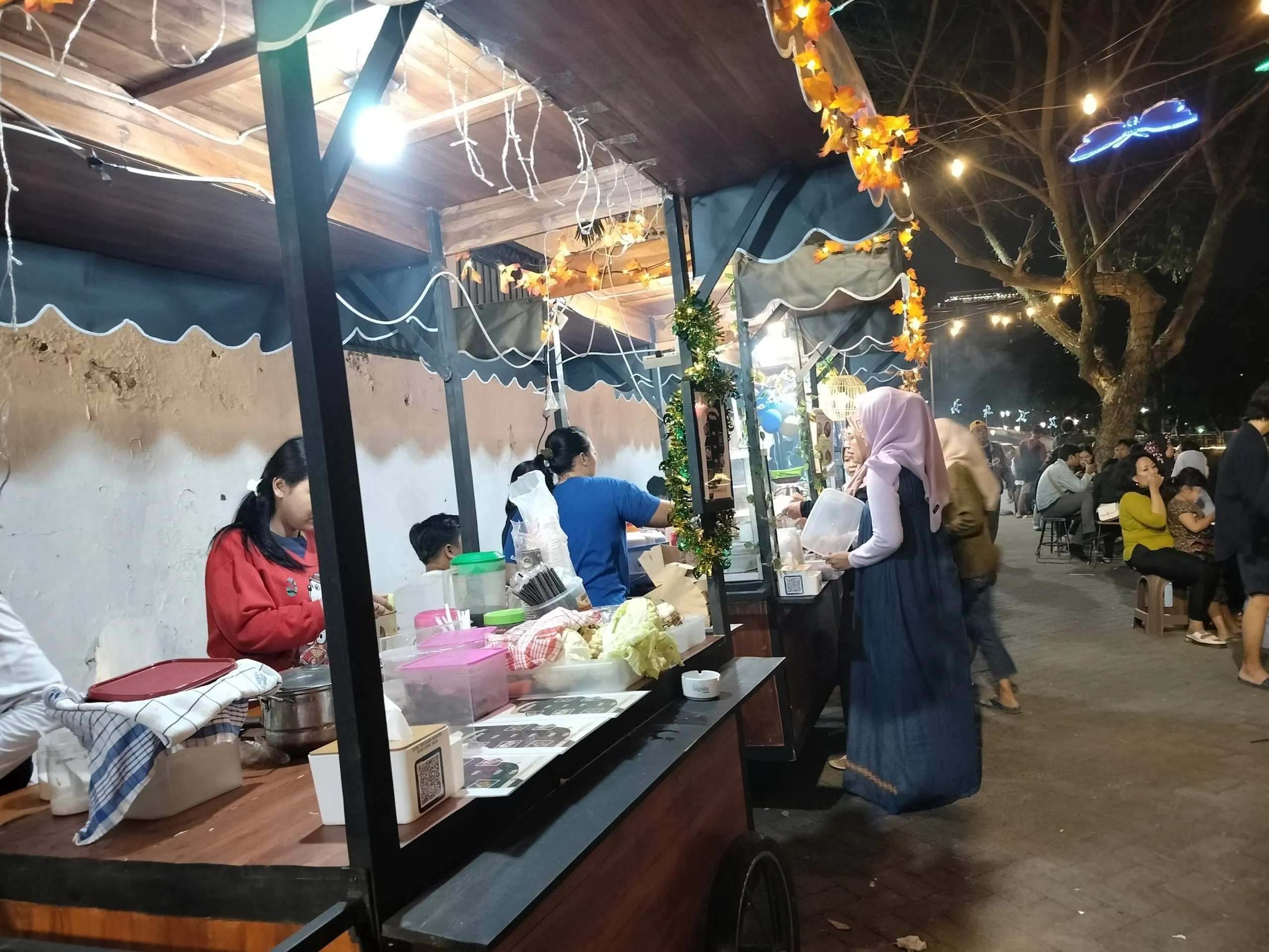 Indah Kurnia Anggota Komisi XI DPR RI Bersama Bank Indonesia Resmikan Wisata Kalimas Peneleh