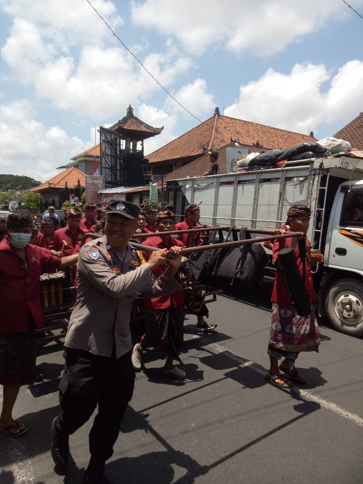 Hadir Ditengah Warga Binaan Bhabinkamtibmas Polsek Denpasar Barat Bantu Kelancaran Upacara Adat Ngaben