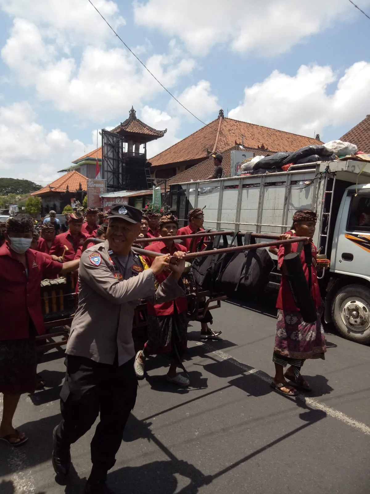 Hadir Ditengah Warga Binaan Bhabinkamtibmas Polsek Denpasar Barat Bantu Kelancaran Upacara Adat Ngaben