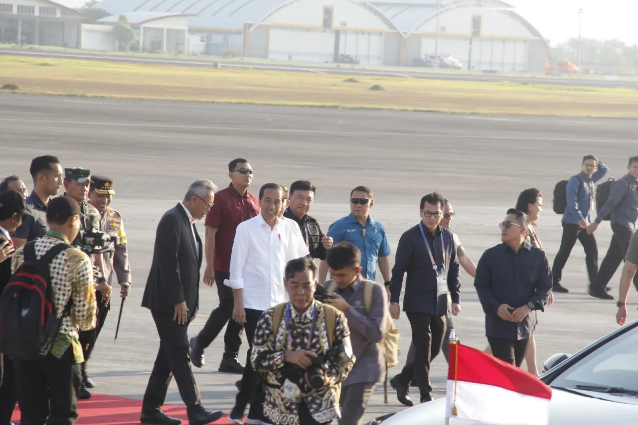Kapolda Bali mendampingi Kapolri dan Panglima TNI Sambut Kedatangan Presiden RI di Pulau Bali