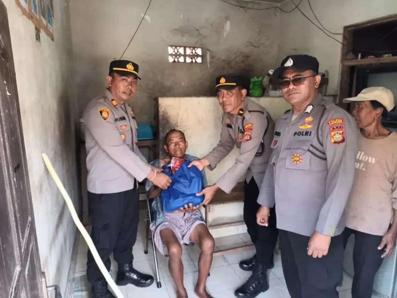 Polsek Sidemen Berbagi, Berikan Bantuan Sembako Kepada masyarakat Yang Membutuhkan