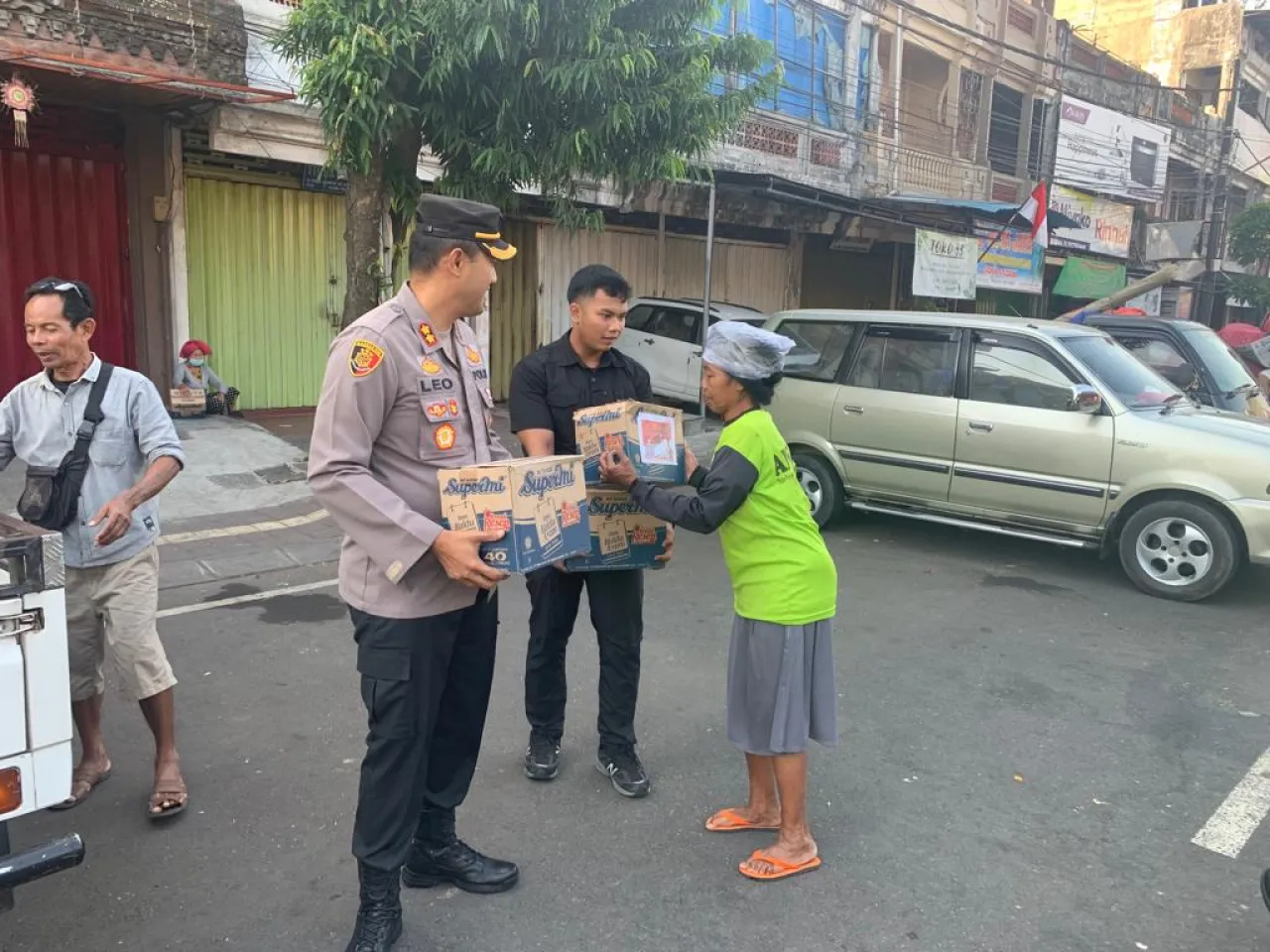 Kembali Kapolres Tabanan Berikan Bantuan Sembako Kepada Masyarakat Kurang Mampu
