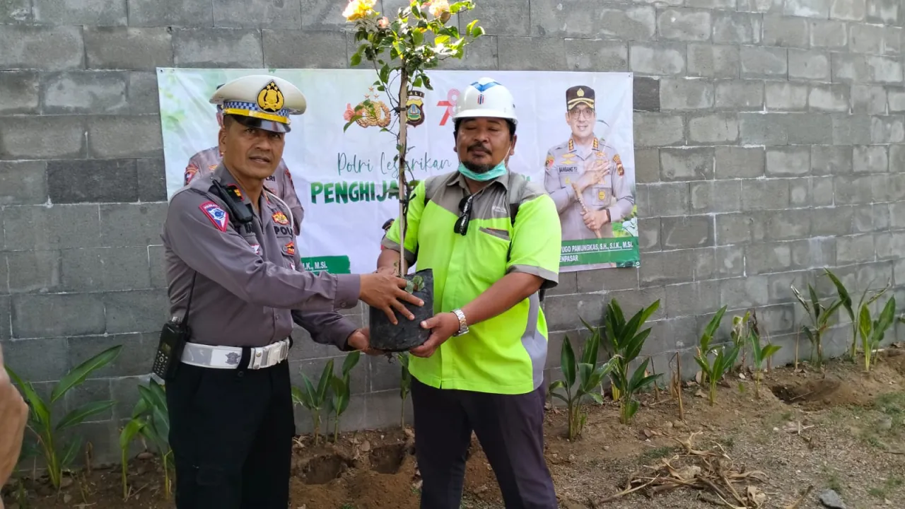 Polsek Benoa Serahkan 200 Bibit Pohon Dan Bibit Tanaman Hias Ke Pelindo III Benoa