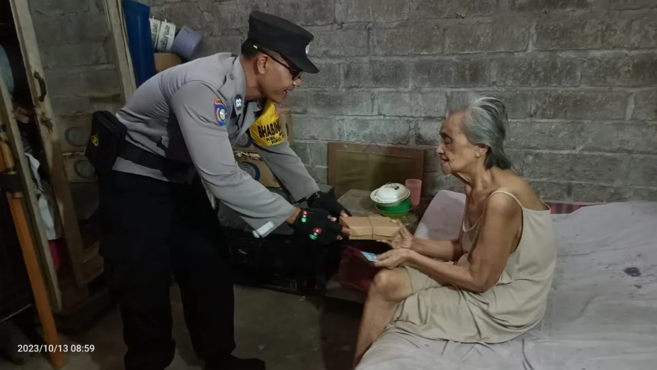 Dua Bhabinkamtibmas Baler Bale Agung Laksanakan Jumat Berbagi Nasi Box