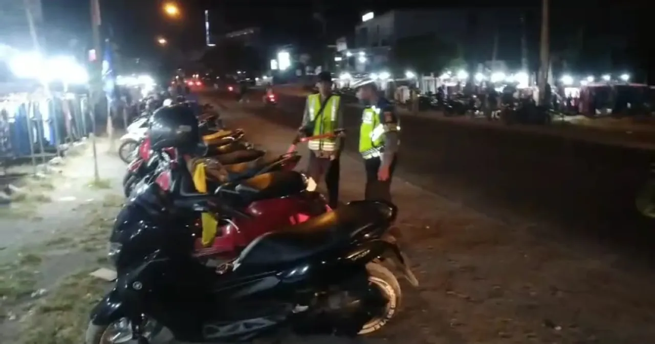 Wujudkan Harkamtibmas Bluelight Patrol Polsek Denbar Sambangi Aktivitas Masyarakat Malam Hari