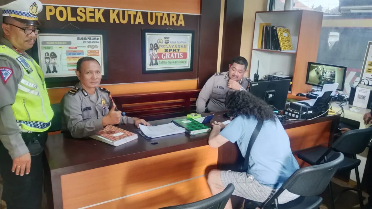 Pelayanan Prima : Polsek Denbar Mengantarkan WNA Kehilangan Barang Ke Polsek Kuta Utara