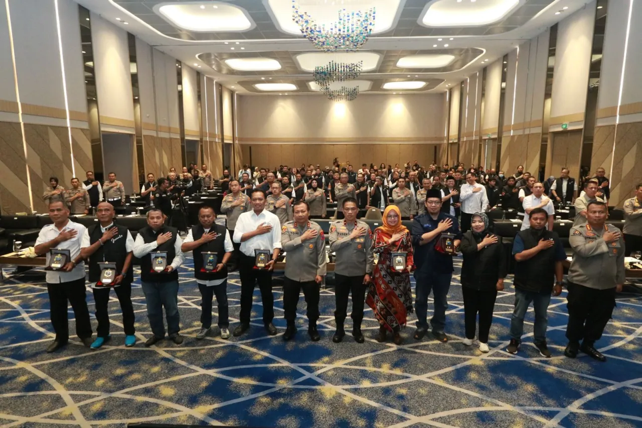 Polda Jatim dan Awak Media Bersinergi Suarakan Narasi Damai dalam Pemilu 2024