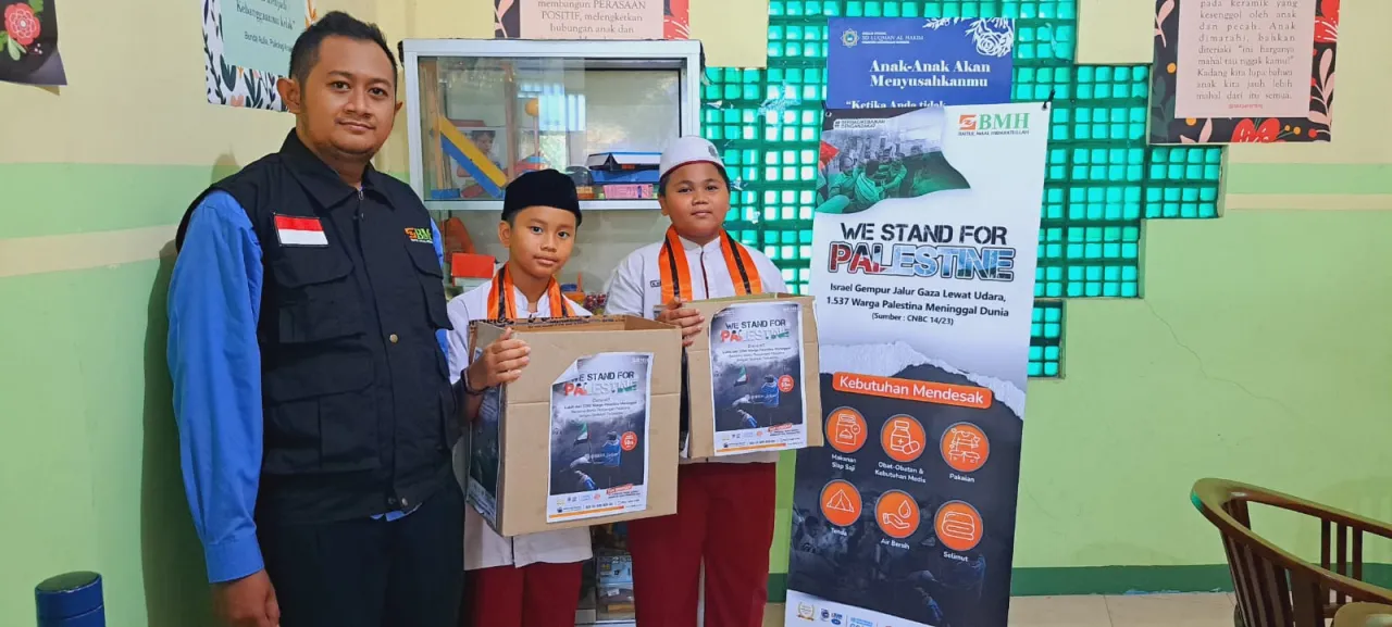 Peduli Palestina, Ratusan Siswa SD Lukman Al-Hakim Surabaya Doa Bersama dan Galang Dana Kemanusiaan