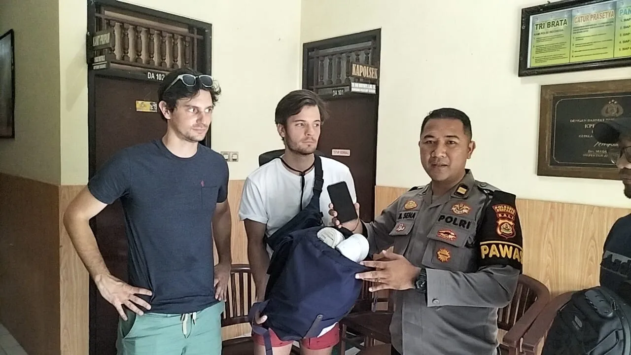 Polsek Benoa Serahkan Tas Berisi Barang Barang Pribadi Milik Orang Asing Yang Hilang Di La Favela.